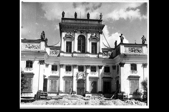 Korpus Główny Pałacu w trakcie prac konserwatorskich, 1955 rok, fot. Pracownia Konserwacji Zabytków