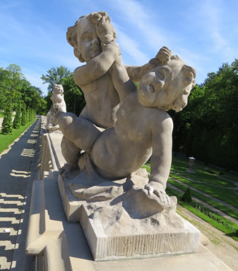 Rzeźby z warsztatu J.Ch. Redlera na balustradzie ogrodu wschodniego, fot. W. Holnicki.JPG