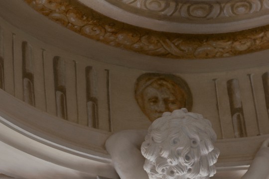 Fragment dekoracji sztukatorskiej w Gabinecie o Trzech Oknach, fot. W. Holnicki.jpg