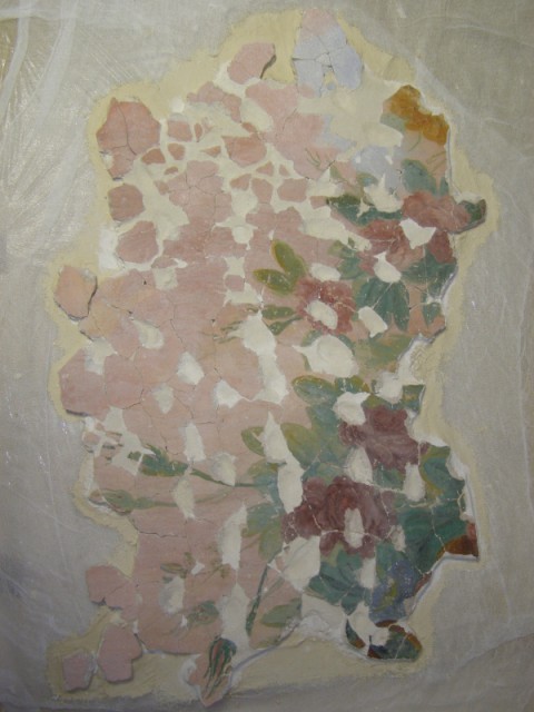 Fragmenty tynku z dekoracją barokową z fryzu Wielkiej Sieni w trakcie wstępnego uzupełniania ubytków zaprawy, 2013 r. , fot M. Chmielewski.jpg