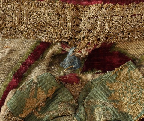 Kaptur przywiązany do wątków tkaniny tureckiej za pomocą fragmentu drukowanego lnianego płótna, fot. B. Kalfas.