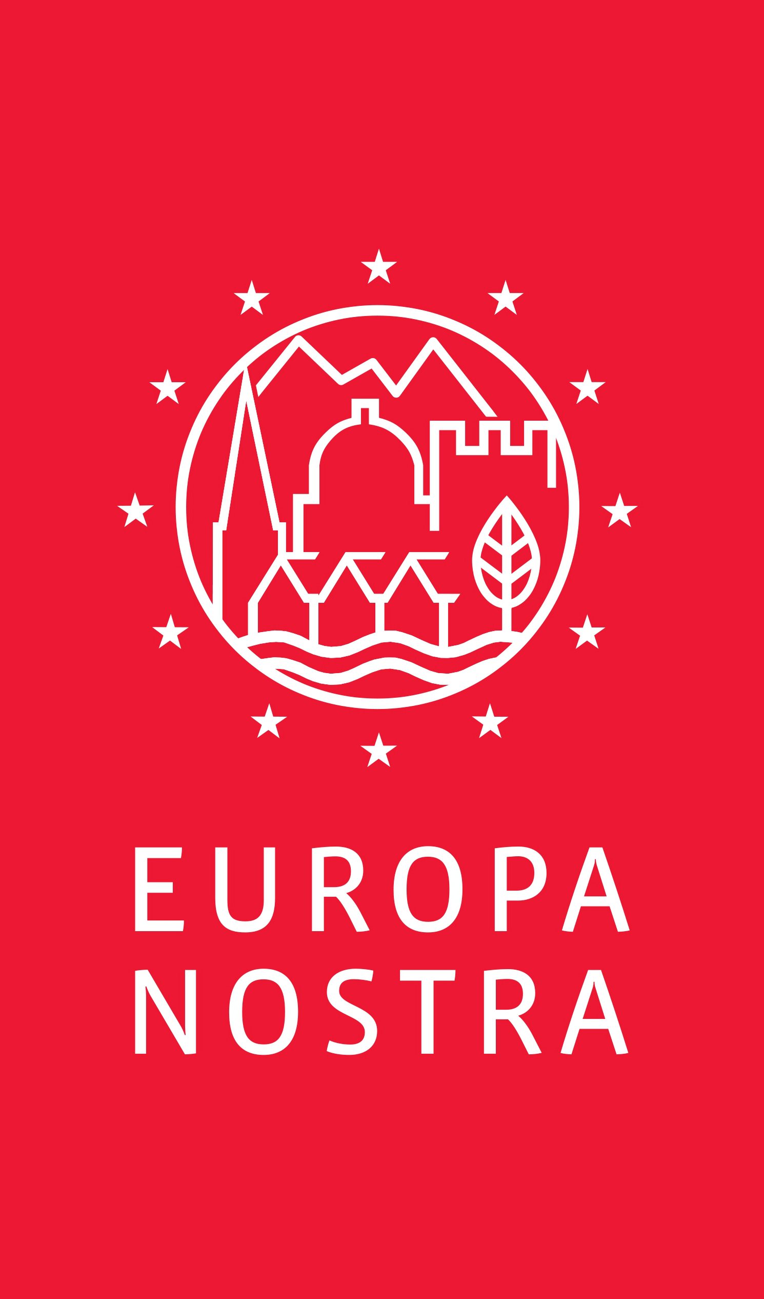 Logo Europa Nostra: czerwony pionowy prostokąt, na górze białe kontury: w koło wpisane ikony gór, dachów, drzewa i rzeki, dookoła koła 12 białych gwiazd z flagii Unii Europejskiej, pod spodem napis: Europa Nostra