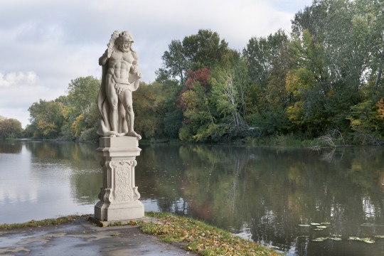 Kopia rzeźby Herkulesa nad Jeziorem Wilanowskim - fot zbigniew reszka.jpg