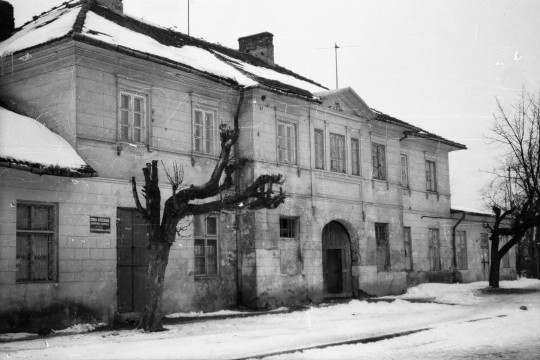 Zima. Jednopiętrowy budynek