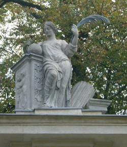 Alegoria Pokoju - rzeźba na bramie głównej pałacu w Wilanowie
