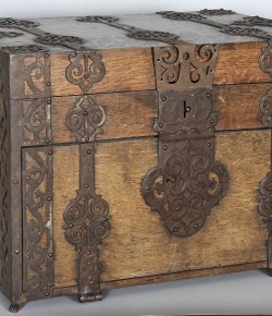 Kufer podróżny z XVIII w., z kolekcji Muzeum Pałacu w Wilanowie