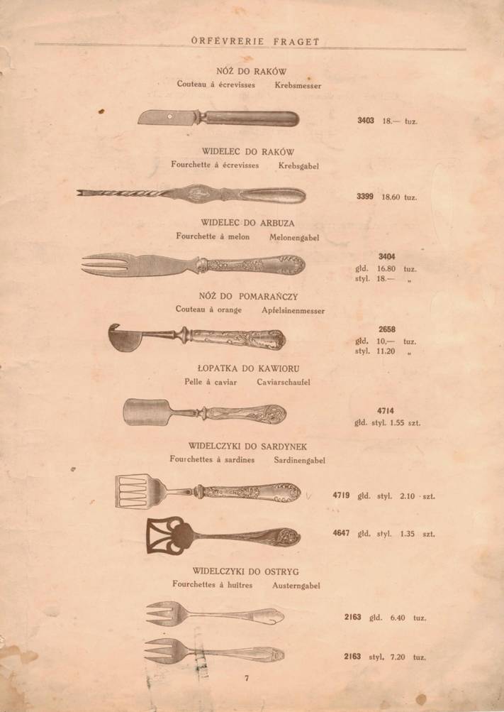 Karta z księgi. Przedstawia ilustracje sztućców. Każdy z nich jest opisany szczegółowo. Są to sztućce z katalogu jubileuszowego firmy Józef Fraget.
