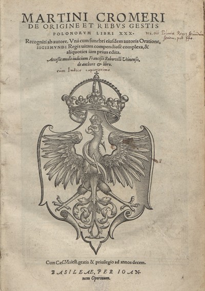 Pożółkła karta ze starej księgi. Jest to strona tytułowa. Przedstawia orła w koronie. U góry napisy po łacinie.