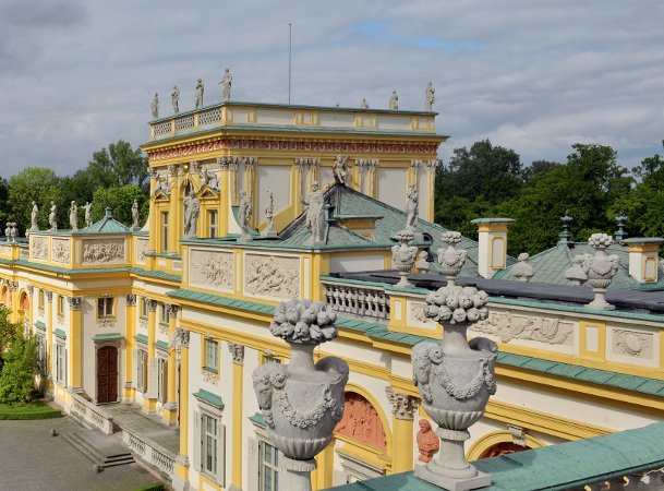 Kolorowe zdjęcie ze zbliżeniem na korpus główny pałacu w Wilanowie. 