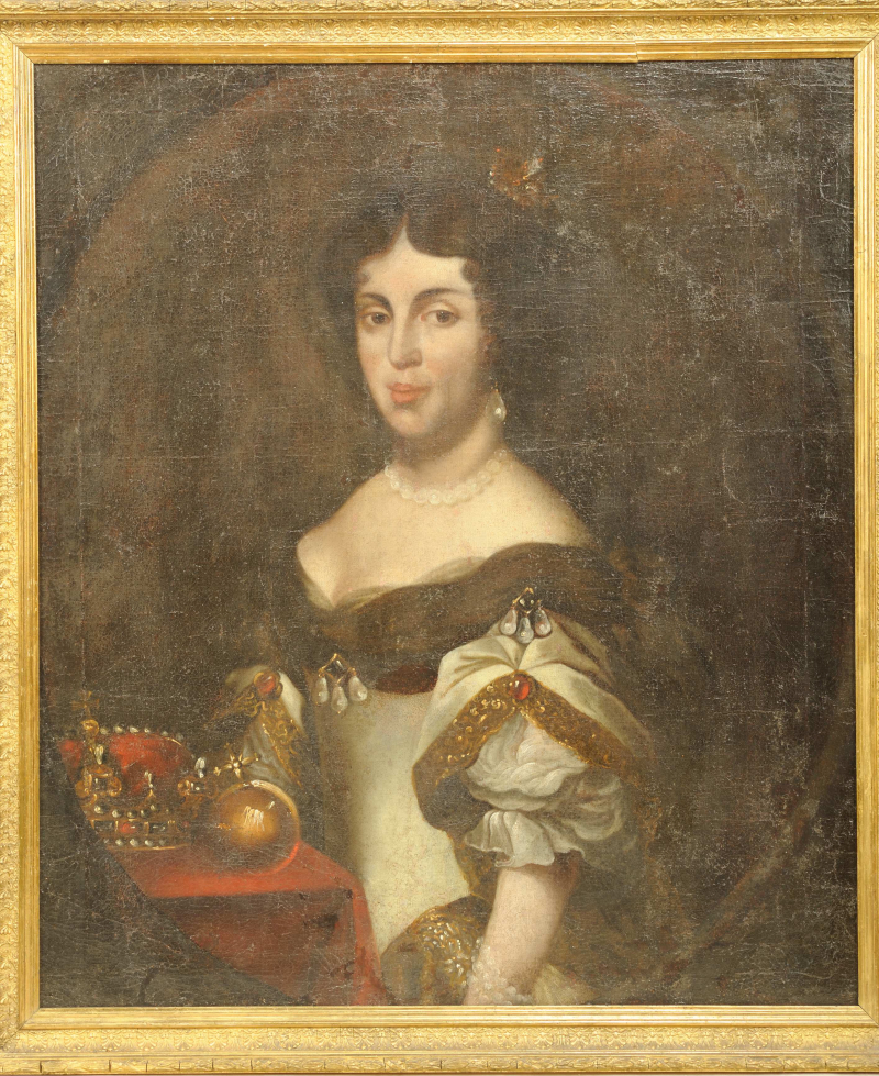 Portret pięknej kobiety, oprawiony w złotą ramę. Kobieta w średnim wieku, ubrana w dekoracyjną suknię z dużym dekoltem. Ma ciemne, falowane włosy spięte do tyłu. Na szyi sznur szlachetnych kamieni, w uszach kolczyki z tego samego kamienia. Przed portretowaną mały stół, nakryty czerwoną draperią, na którym leży berło i korona. Jest to portret królowej Marii Kazimiery Sobieskiej.
