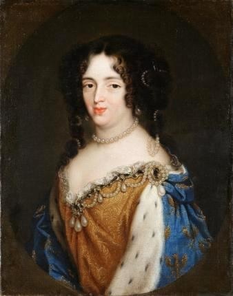 Portret królowej Marysieńki na tle ciemnego tła. Królowa ma ciemne włosy upięte we fryzurę zdobioną perłami. Na szyi sznur pereł. Ubrana jest w złotą suknię, z dużym dekoltem zdobionym perłami. Na ramiona ma narzucony błękitny płaszcz.