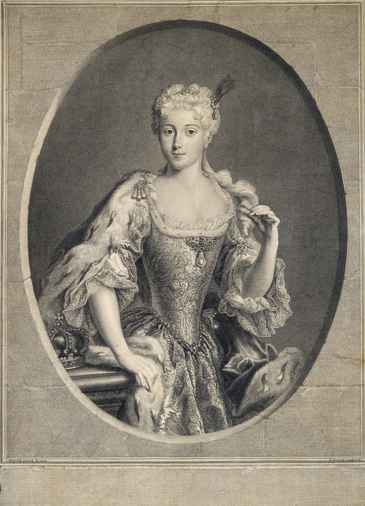 Portret kobiety w zdobnej sukni z dekoltem. Kobieta podpiera sie lewą ręką o stolik. Jest to Klementyna Maria Sobieska. 