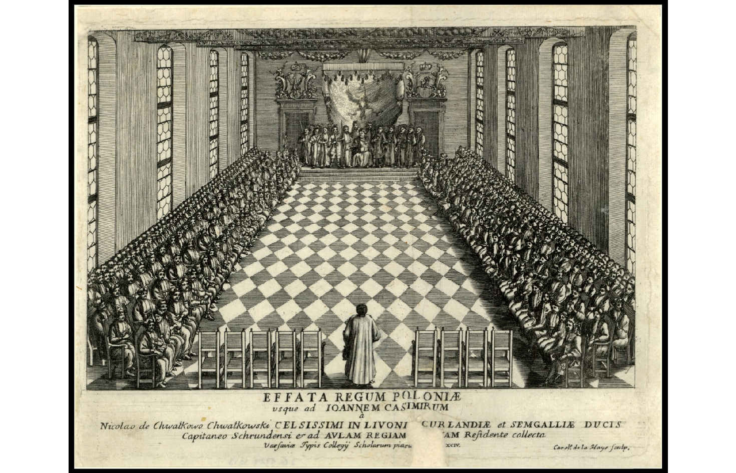 Ilustracja przedstawia senatorów zebranych w wielkiej sali z wysokimi oknami. Siedzą w kilku rzędach wzdłuż ścian, a u góry widoczny jest siedzący na tronie król Jan III w otoczeniu stojących dostojników, na tle tkaniny z orłem. Po bokach herby Korony i Litwy w ozdobnych kartuszach.