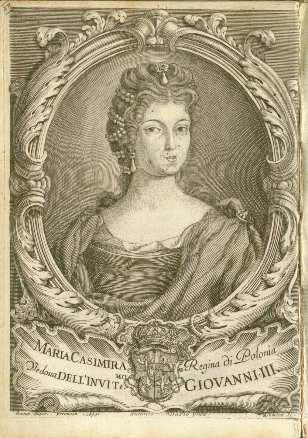 Rycina przedstawia portret Marii Kazimiery Sobieskiej, królowej-wdowy, z wysoką upięta fryzura zdobiona perłami. Popiersie królowej ujęte jest w graficzną ramę z ornamentem roślinnym. i napisem u dołu oraz poczwórnym herbem
