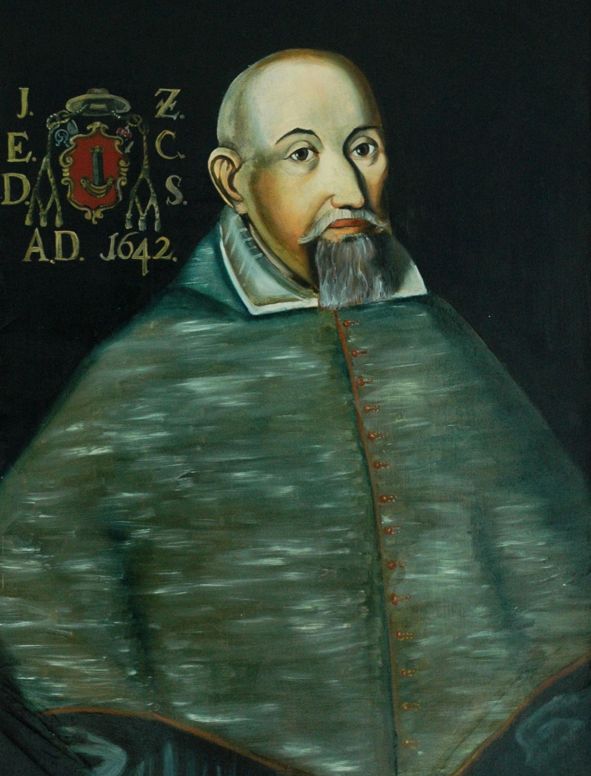 Portret łysego mężczyzny z brodą i wąsami, w zielonej szacie właściwej dla duchownego. Z ciemnego tła po lewej stronie obrazu wyłania się herb i kilka liter będących skrótami imienia, nazwiska oraz pełnionych funkcji, a także data 1642.