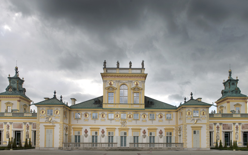 Pałac w Wilanowie na tle ciemnego, pochmurnego nieba.