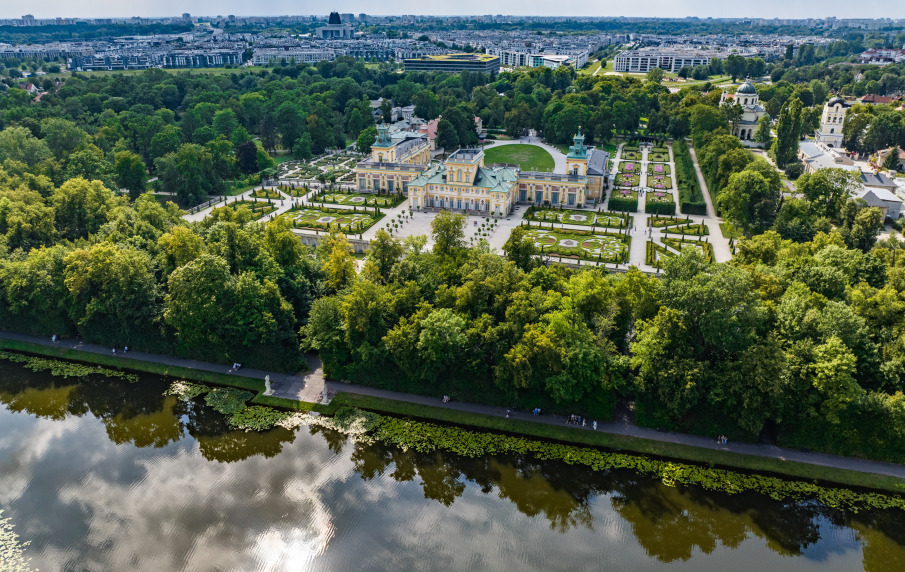 Współczesna kolorowa fotografia. Przedstawia widok z góry na Pałac w Wilanowie.