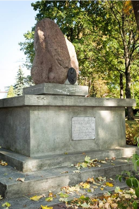 Zdjęcie współczesne. Przedstawia pomnik. Jest to głaz w kolorze bladego różu, z medalionem ukazującym popiersie króla Jana III Sobieskiego. Na cokole umieszczono tablicę z napisem: „Janowi III Sobieskiemu i rycerstwu polskiemu w 300 rocznicę rozgromienia Tatarów pod Narolem i uwolnienia z jasyru 2000 jeńców - społeczeństwo Narola 6.10.1972”. Jest to pomnik Jana III Sobieskiego w Narolu. 