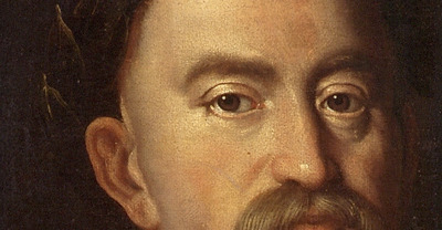 Zbliżenie na fragment obrazu olejnego "Jan III Sobieski w wieńcu laurowym". Twarz króla w zbliżeniu. brązowe, spokojne oczy, długi nos, wąsy. 
