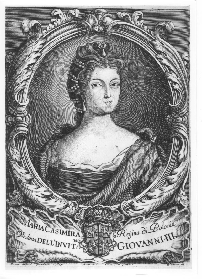 Stara rycina. Grafika przedstawia portret kobiety umieszczony w bogato rzeźbionej ramie. Pod ramą herb i napis. Kobieta ubrana w suknię z dekoltem. Włosy upięte wysoko w kok. Patrzy na wprost.