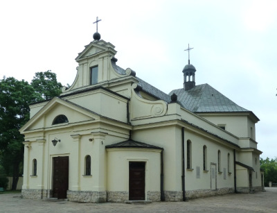Kolorowe, współczesne zdjęcie. Przedstawia bryłę kościoła. 
