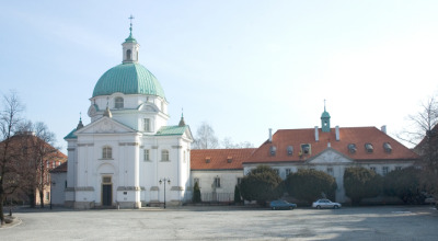 Kolorowa fotografia współczesna. Przedstawia kościół Sakramentek pw. św. Kazimierza na Nowym Mieście w Warszawie. 