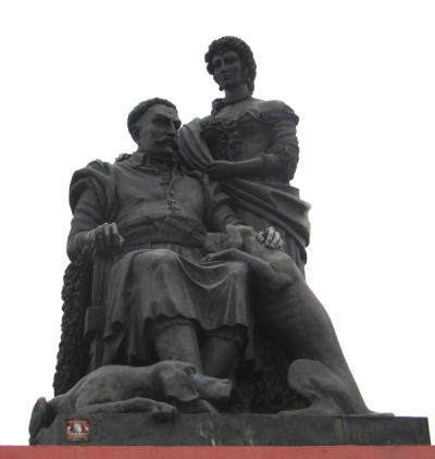 Pomnik Jana III i Marii Kazimiery w Wilanowie. Król siedzi, królowa stoi obok. Oboje ubrani w stroje historyczne. U stóp króla leży pies. Drugi w siadzie opiera głowę o kolano króla. Pomnik królewskiej pary jest prywatną inicjatywą Tadeusza Dębskiego. W jego pobliżu ten sam artysta wystawił ażurową rzeźbę symbolizującą buławę hetmańską.