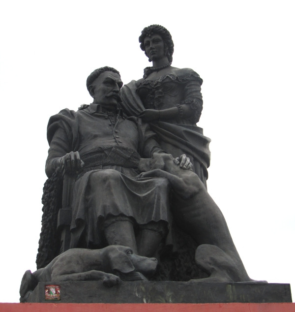 Pomnik Jana III i Marii Kazimiery w Wilanowie. Król siedzi, królowa stoi obok. Oboje ubrani w stroje historyczne. U stóp króla leży pies. Drugi w siadzie opiera głowę o kolano króla. Pomnik królewskiej pary jest prywatną inicjatywą Tadeusza Dębskiego. W jego pobliżu ten sam artysta wystawił ażurową rzeźbę symbolizującą buławę hetmańską.