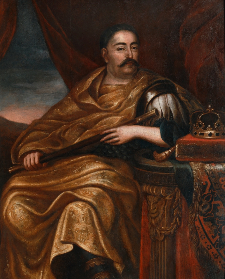 Portret króla. Jan III Sobieski siedzi z podgoloną czupryną i wąsem. Ubrany w antykizowaną zbroję i płaszcz przypominający togę rzymską. W prawej ręce regiment, lewa podtrzymująca go oparta o rzeźbiony stół. Na poduszce korona królewska. W tle z prawej brunatna kotara, z lewej widok na otwartą przestrzeń.
