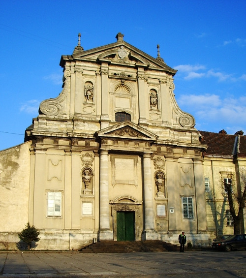 
Zdjęcie kolorowe. Przedstawia fasadę kościoła Karmelitanek Bosych we Lwowie. Kościół Karmelitanek Bosych we Lwowie powstał w 1642 roku dzięki rodzicom Jana Sobieskiego - Jakubowi i Teofili z Daniłłowiczów. 
