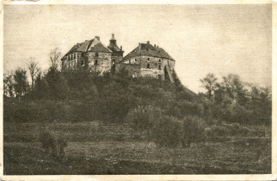 Stara, czarno-biała fotografia. Ujęcie na wzgórze na którym znajduje się zamek w Olesku.