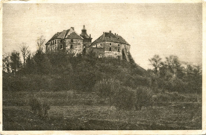 Stara, czarno-biała fotografia. Ujęcie na wzgórze na którym znajduje się zamek w Olesku.