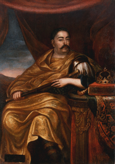 Portret króla. Jan III Sobieski siedzi z podgoloną czupryną i wąsem. Ubrany w antykizowaną zbroję i płaszcz przypominający togę rzymską. W prawej ręce regiment, lewa podtrzymująca go oparta o rzeźbiony stół. Na poduszce korona królewska. W tle z prawej brunatna kotara, z lewej widok na otwartą przestrzeń.