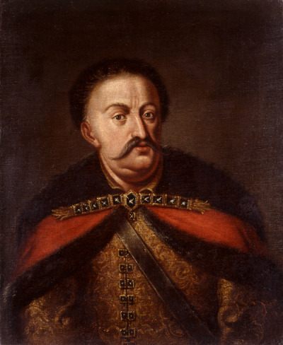 Portret Jana III Sobieskiego w delii. Król ma otyłą twarz z mocno zaznaczonym podwójnym podbródkiem. Król ubrany jest w polski strój: złocisty wzorzysty żupan i czerwoną podbitą futrem delię z kołnierzem z ciemnobrązowego futra, zapiętą pod szyją szeroką zaponą ozdobioną czarnymi kaboszonami.