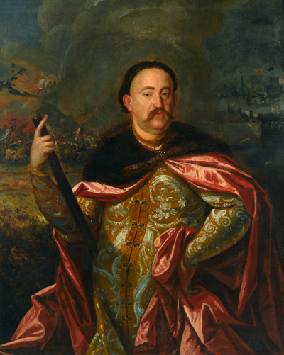Portret Jana III Sobieskiego. Mężczyzna z wąsami, włosy zaczesane do tyłu. Ubrany w ozdobny haftowany kaftan, nakryty czerwonym płaszczem i kołnierzem z futra. Stoi na tle rozgrywającej się w oddali bitwy.