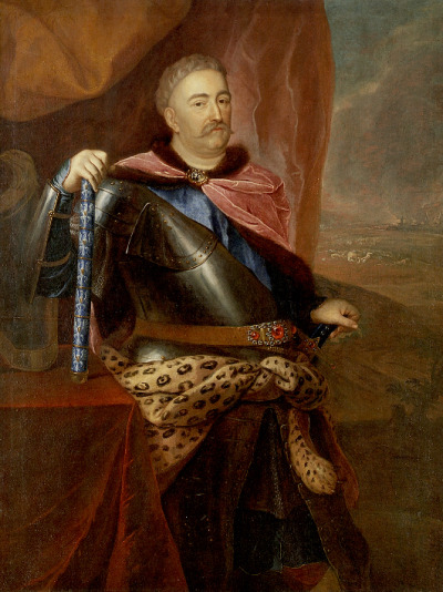 Portret króla. Jan III Sobieski został sportretowany na tle czerwonej kotary, odsłaniającej z prawej strony daleki widok na pobojowisko i płonące miasto. W prawej dłoni trzyma regiment, błękitno emaliowany orłami. Uwagę zwraca niezwykle bogaty strój: pełna zbroja z przewiązaną przez pierś błękitną wstęgą Orderu Św. Ducha, wielka klamra z brylantów i rubinów, malinowy płaszcz obrzeżony czarnym futrem oraz przewiązana wkoło bioder skóra lamparcia.
