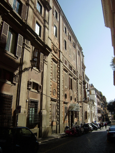 Zdjęcie współczesne. Przedstawia Palazzo Zuccari u zbiegu dwóch ulic przy placu Trinita dei Monti, via Sistina i via Gregoriana. Tam przez 13 lat swój dom mieli spadkobiercy króla Jana III Sobieskiego, ukochana małżonka Maria Kazimiera i synowie, Aleksander i Konstanty. W Palazzo Zuccari Maria Kazimiera prowadziła sławny w całym Rzymie teatr. Dziś w pałacu mieści się ośrodek naukowy - Bibliotheca Hertziana. 