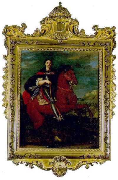 Portret Jana III Sobieskiego na koniu. Król ubrany w stój historyczny: zbroję i czarny płaszcz spięty broszą. W prawej dłoni trzyma szablę. Jest uosobieniem walecznego wodza. Koń unosi się do góry. W tle pejzaż i po prawej stronie zarys murów zamku i toczącą się bitwę w obronie twierdzy. 