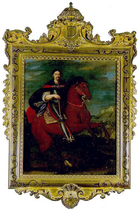 Portret Jana III Sobieskiego na koniu. Król ubrany w stój historyczny: zbroję i czarny płaszcz spięty broszą. W prawej dłoni trzyma szablę. Jest uosobieniem walecznego wodza. Koń unosi się do góry. W tle pejzaż i po prawej stronie zarys murów zamku i toczącą się bitwę w obronie twierdzy. 