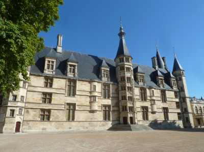 Zdjęcie współczesne. Przedstawia Palais Ducal w Nevers - miejsce narodzin Marii Kazimiery – żony króla Jana III Sobieskiego. 