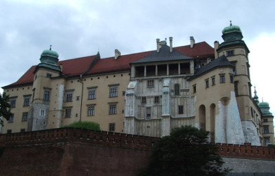 Fotografia kolorowa. Przedstawia Zamek Królewski na Wawelu. 