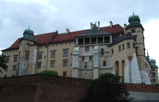 Fotografia kolorowa. Przedstawia Zamek Królewski na Wawelu. 