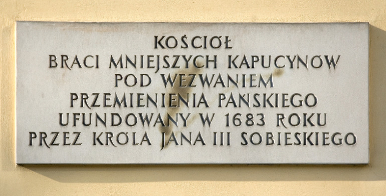 Tablica pamiątkowa w Kościele Kapucynów w Warszawie. Napis: Kościół Barci Mniejszych Kapucynów pod wezwaniem przemieninia pańskiego ufundowany w 1683 roku przez króla Jana III Sobieskiego. 