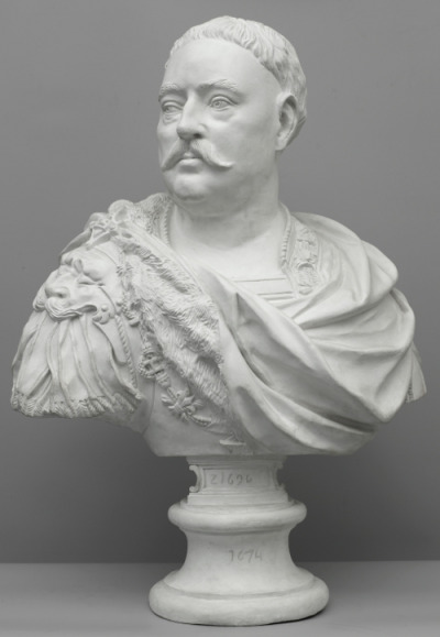 Jan III Sobieski ukazany w zbroi antycznej. Popiersie osadzone na postumencie. 