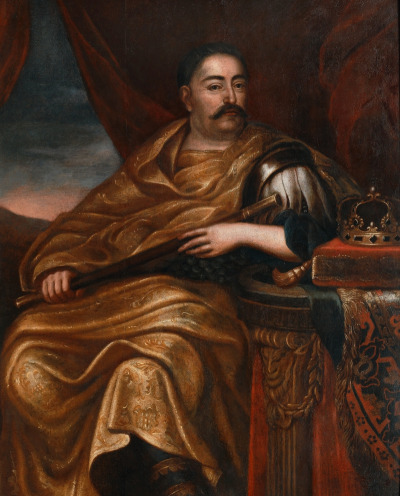 Portret króla. Jan III Sobieski siedzi z podgoloną czupryną i wąsem. Ubrany w antykizowaną zbroję i płaszcz przypominający togę rzymską. W prawej ręce regiment, lewa podtrzymująca go oparta o rzeźbiony stół. Na poduszce korona królewska. W tle z prawej brunatna kotara, z lewej widok na otwartą przestrzeń.
