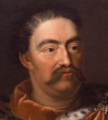 Portret króla Jana III Sobieskiego. Król z wąsem, włosy zaczesane do tyłu. Król ubrany w strój historyczny. 