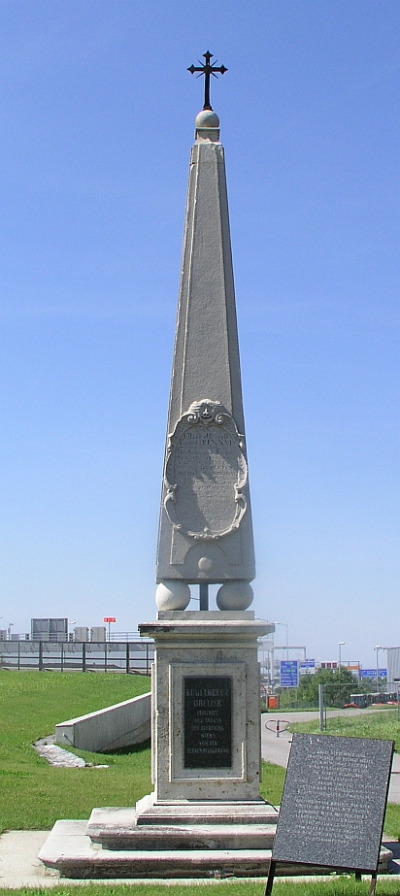 Kolorowe zdjęcie wykonane w plenerze. Przedstawia obelisk w Schwechat, który powstał, by upamiętnić miejsce spotkania cesarza Leopolda I z królem Janem III, dnia 15 września 1683 roku.