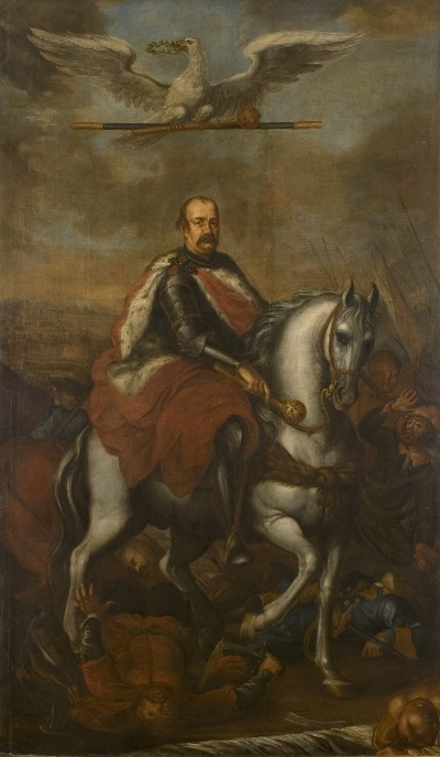 Portret starszego mężczyzny na siwym koniu. Mężczyzna z wąsem, ubrany w zbroję i czerwony płaszcz. Nad nim orzeł biały z wieńcem laurowym w dziobie. W szponach trzyma berło. Scena rozgrywa się na tle bitwy. Widać zabite ciała żołnierzy.