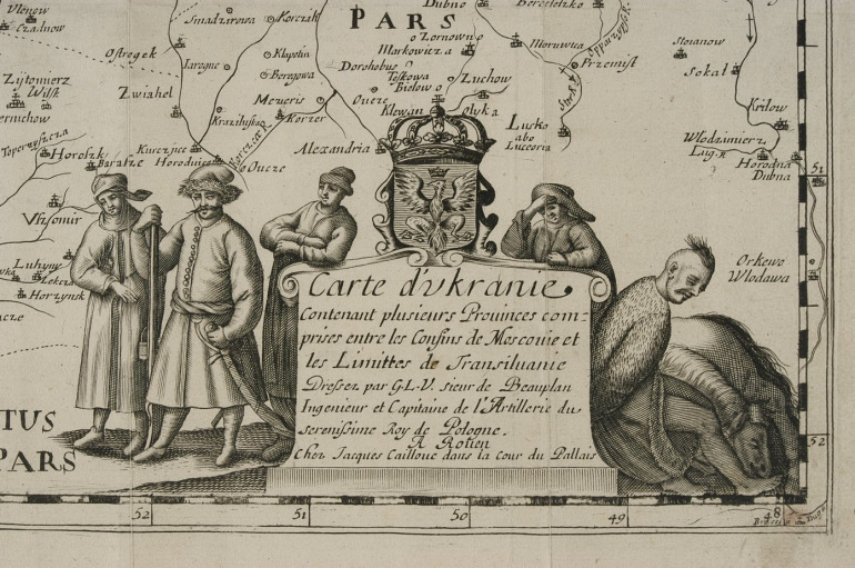 Karta z książki. Tło stanowi mapa. Na jej tle stoją postacie męskie. Pośrodku herb z orłem w koronie i napis po łacinie. Jest to przedstawienie Kozaków, fragment mapy Beauplana, ze zbiorów Biblioteki Narodowej. 