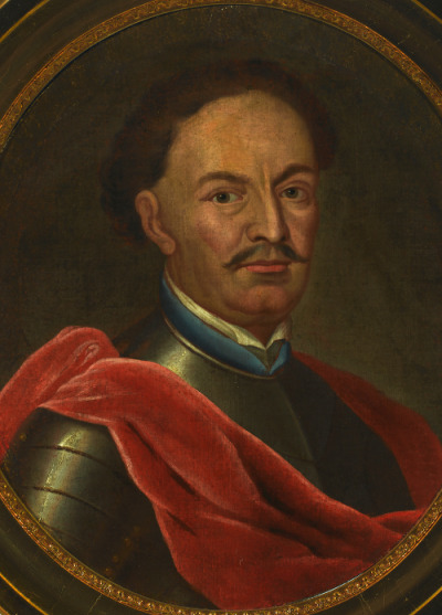 Portret olejny. Przedstawia mężczyznę w średnim wieku. Twarz pociągła, czoło wysokie, oczy ciemne, nos orli, wąsy. Włosy zaczesane do tłu. Ubrany w zbroję i przepasany czerwoną draperią. Portret okrągły w zdobionej ramie. Jest to portret Hieronima Lubomirskiego.